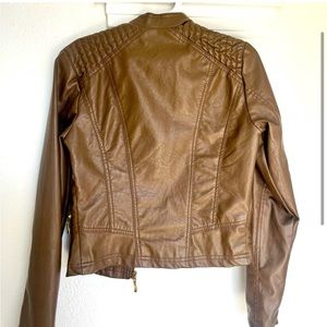 Nice leather jacket. Great staple piece for your closet.